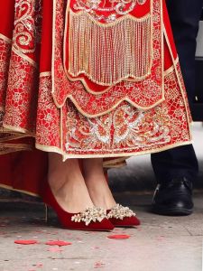 รองเท้าแต่งงานส้นบางสำหรับผู้หญิง สวมใส่ได้สองทาง รองเท้าส้นสูงแบบสวมหัวแหลม รองเท้าแต่งงานแบบสวมหัวแหลมส้นบางสำหรับฤดูใบไม้ผลิและฤดูใบไม้ร่วง