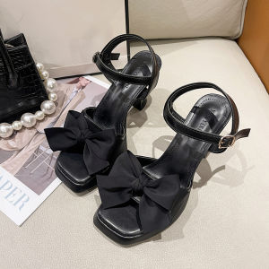 รองเท้าแตะส้นสูงสไตล์โรมันสำหรับผู้หญิงในช่วงฤดูร้อนปี 2025 รองเท้าแตะแบบผูกโบว์สไตล์นางฟ้าสุดเก๋ ทรงหัวมน ส้นสูงแบบหนา