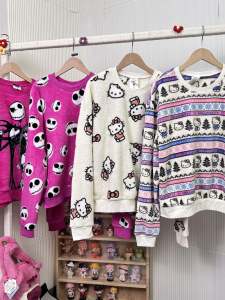 เสื้อสเวตเตอร์คอกลมแขนยาวผ้าฟลานเนลลายแมวจิ๋ว แฟชั่นลำลองสำหรับใส่อยู่บ้านและกลางแจ้งในฤดูหนาว 2024