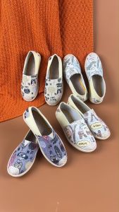 IFTMARK รองเท้าผ้าใบ ทรงสลิปออน ลายกราฟฟิกน่ารัก วัสดุคุณภาพดี เบา นุ่ม ใส่สบาย  รองเท้าสลิปออน ผู้หญิง