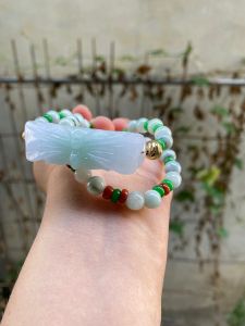 Lắc tay ngọc cẩm thạch tự nhiên chạm bướm phong thủy. Bướm phong thủy giúp bạn có cuộc sống tràn đầy năng lượng sự tự do sự nghiệp thành công và giữ vững hạnh phúc tình duyên. Lắc Ngọc hợp tất cả các mệnh.