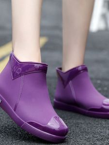 Fashionable Short Rain Boots Womens Fleece Lined Anti-slip Low Cut Water Shoes Wear Resistant PVC Material Warmth in Winter