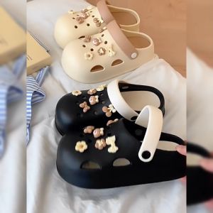 LHFriday กำลังฮิต รองเท้าแตะแฟชั่นหัวโต งานดีสีสันสดใส มีให้เลือกหลายสี รุ่นนี้เบาสบายเท้า มีหลายสี โทนสวยมากแมทช์ชุดง่ายสุดๆ ฟรีตัวการ์ตูนติดรองเท้าคุ้มมาก