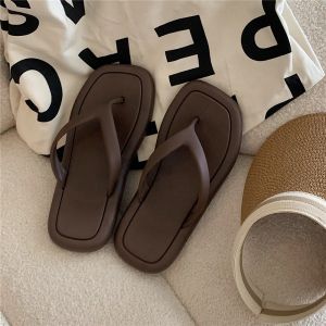 รองเท้าแตะส้นแบนแบบสวมสำหรับผู้หญิง ทรงหัวเหลี่ยม สไตล์เกาหลี รองเท้าแตะชายหาดกันลื่น รองเท้าแตะแบบสวมหัวแบบทันสมัย ​​แบบผูกผมแบบทันสมัย ​​สีพื้น