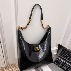 Stylish Versatile Womens Crossbody Bag Fashionable Shoulder Tote Bag Underarm Chain Strap Bag American Retro Style Zipper Closure