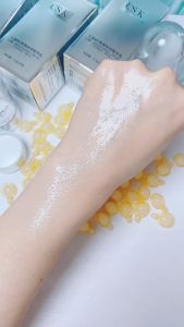 Vitamin C Moisturizing Essence ， Deep Moisturizing Light Beige Essence ， Uniform Gloss Light Beige Care Water