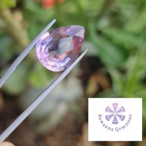 พลอยอเมทิสต์ 11.00 กะรัต (Natural Amethyst ) รูปร่างหยดน้ำ สีม่วงอ่อน มีเสน่ห์ ไม่มีการทำสีเพิ่ม ภายในเนื้อพลอยมีตำหนิ ที่เกิดขึ้นตามธรรมชาติของพลอย เหมาะนำไปทำเครื่องประดับ จี้ เป็นต้น