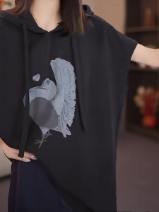 เสื้อยืดคอกลมแขนสั้นผู้หญิง ทรงหลวม ทรงลำลอง พิมพ์ลายการ์ตูน แฟชั่นฤดูใบไม้ผลิ 2025 สไตล์เกาหลี เสื้อสวมหัว