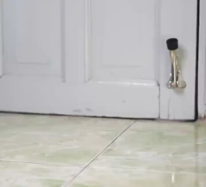 Chặn cửa chân móng ngựa giá rẻ có lẫy gạt chống va đập hiệu quả bảo vệ mọi vị trí an toàn.