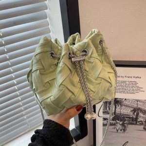 Túi đeo chéo vải phi bóng đan xéo lấp lánh phối quai cầm tay đính đá chảnh sả