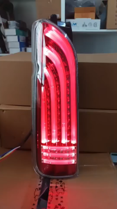 ไฟท้ายแต่ง TOYOTA COMMUTER ปี 2005-14 แอลอีดีบาร์ โคมสีแดง จำหน่ายเป็นคู่