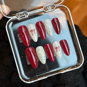 เล็บเจลสีแดงเชอรี่สวยมากสีขับผิว เล็บปลอมสีเจลแท้ทรงแหลมยาวกลางเพ้นท์โบว์