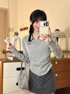 เสื้อยืดคอโปโลแขนยาวผู้หญิงสไตล์เกาหลีทรงเข้ารูปพร้อมกระดุมลายผีเสื้อและกระเป๋าทรงพอดีตัว