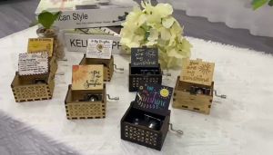 Utopia You Are My Sunshine กล่องดนตรีไม้ หลากหลายสไตล์ คุณคือแสงแดดของฉันกล่องดนตรีมือหมุน ของขวัญวันเด็กสำหรับเด็กของขวัญวันเกิดสำหรับเพื่อนชายและหญิง ไม่จำเป็นต้องใช้แบตเตอรี่