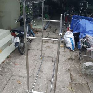 Sào phơi đồ đôi inox  201 ống tròn o32mm  chân vuông 30mm "hàn chết cố định"   có gắn bánh xe loại tốt . Sào này do là hàng cố định nguyên khối nên kồng kềnh nhưng là hàng xài ngon lành và bền lâu
