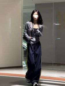 เสื้อคาร์ดิแกนสั้นแขนยาวมีซิปพร้อมฮู้ดสำหรับผู้หญิงในฤดูใบไม้ร่วง 2025 ทรงหลวมสบายๆ พร้อมกางเกงขายาวทรงสปอร์ต