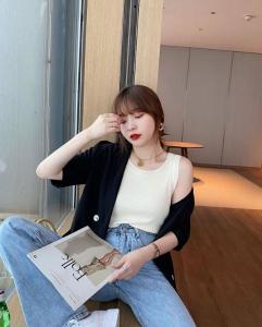 เสื้อกั๊กแขนกุดผ้าไหมน้ำแข็งสีขาวสำหรับผู้หญิง 2025 ฤดูร้อนใหม่ เสื้อชั้นในแบบสวมคอวี ทรงสลิมฟิต ชุดเสื้อสเวตเตอร์ ชุดชั้นใน