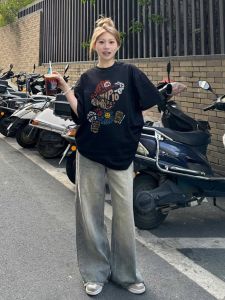 Kaos Wanita Lengan Pendek 2025 - Sablon Huruf & Kartun Kekinian Bahan Katun Premium Adem Oversize Nyaman Desain Eksklusif Gaya Jalanan Amerika Ukuran Besar Nyaman Gaya Korea Santai & Multifungsi Pakaian Fashion Sablon Modern Potongan Bodyfit Hitam