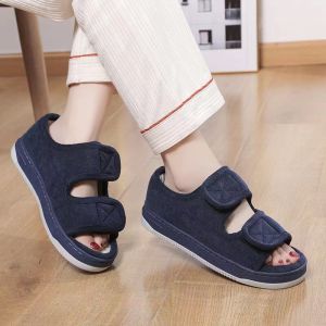 รองเท้าแตะรัดเท้าสำหรับผู้ชายสำหรับฤดูร้อนรองเท้ากันลื่นปรับความกว้างได้แบบตีนตุ๊กแกปรับได้สำหรับคนวัยกลางคนและผู้สูงอายุในร่มและกลางแจ้งกันลื่น