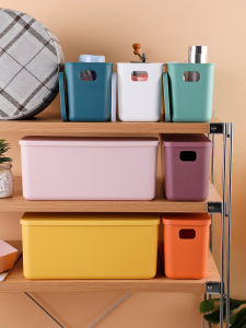 กล่องเก็บของแบบสูงและแคบพร้อมฝาปิดสำหรับจัดระเบียบเครื่องสำอางในชั้นวางของในห้องนั่งเล่นของคนอื่นๆ กล่องเก็บของสำหรับใส่ของใช้ในครัวเรือน