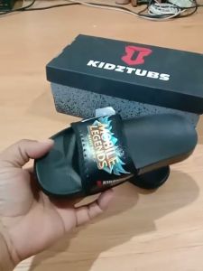 KIDZTUBS Sandal Anak Laki Laki Karet Slipper Slide Selop Slipon Jepit Karakter Warna Hitam Usia 6-10 Tahun-Sendal1954100224