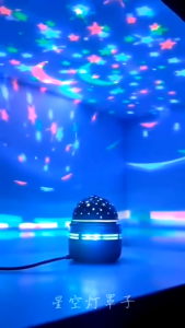 Unjuran bilik tidur riak air cahaya di tepi katil cahaya malam romantis aurora borealis cahaya suasana langit berbintang