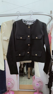 งานหรูพรีเมี่ยมมากๆ[c169]เสืีอเบลเซอร์สั้นทรงสวยตกแต้งกระดุมสีทอง  เนื้อผ้าเกรดดีมาพร้อมซับในตัวเนื้อนุ่มใส่สบายไม่คัน