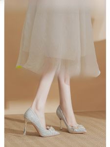 รองเท้าส้นสูงสวมใส่สบายขนาดใหญ่สําหรับชุดแต่งงานและสวมใส่ทุกวันกลิตเตอร์ หนัง รองเท้าพร้อมองค์ประกอบลายดอกไม้และพลอยเทียม