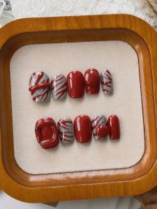 ชุดเล็บสวมใส่แบบมือทำสีแดงสดหวานสไตล์ใหม่ INS สไตล์จีนแผ่นดินใหญ่สีแดงสดใสสำหรับผู้หญิง