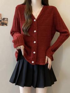 เสื้อคาร์ดิแกนถักคอวีสีแดง เสื้อคลุมผู้หญิงไซส์ใหญ่ ฤดูใบไม้ร่วง 2025 เส้นใยสุดหรูหรา เสื้อคลุมกันหนาวแบบลำลอง