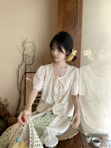 เสื้อเชิ้ตแขนสั้นสไตล์ฝรั่งเศส ทรงเข้ารูป ปักลายดอกไม้ ดีไซน์เก๋ไก๋สำหรับผู้หญิง ฤดูร้อน 2025 ใหม่ล่าสุด