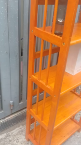 Kệ sách 5 tầng  sâu 28cm  ngang 40cm  cao 150 cm  gỗ cao su màu tự nhiên  bóng đẹp đã xử lý tẩm sấy chống mối mọt bền hơn nhiều so với gỗ thông và MDF. Đa năng dễ di dời.tháo ráp.