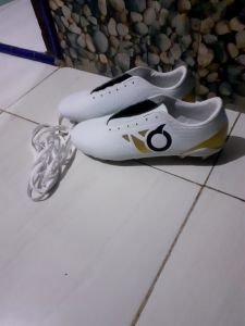 sepatu bola ortuseighat dewasa+anak putih gold