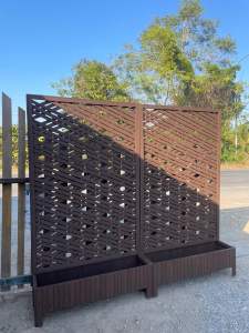 ระเเนงไม้สีขาว สีโอ๊คพร้อมกระถางปลูก ฉากกั้น รั้วไม้ ระแนงไม้สำเร็จรูป รั้วไม้แต่งสวน ไม้ระแนง ฉากกั้น ฉากไม้ พร้อมขาตั้ง สูง180ซม.กว้าง80ซม.