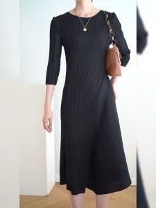 Miyake ผ้าระดับไฮเอนด์จีบแฟชั่นผิดปกติหลวมขนาดใหญ่แขนสามในสี่ชุดคอกลม 2059