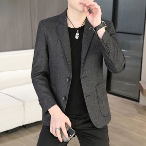 HENGYUANXIANG | เสื้อสูทลำลองสำหรับผู้ชาย ทรงหลวม ไม่ต้องรีด ทรงปกติ แขนยาว สไตล์วัยรุ่น ฤดูใบไม้ผลิและฤดูใบไม้ร่วง เส้นใยโพลีเอสเตอร์