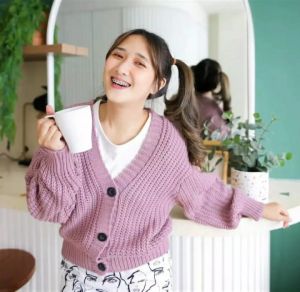 Wolly Crop Cardy / Sweater & Cardigan / Cardigan Rajut 7 Get / Cardigan Oversize / Cardigan Rajut Seker / Cardigan Wanita / Cardigan Lengan Balon / Outer Rajut / Outer Wanita / Fashion Wanita