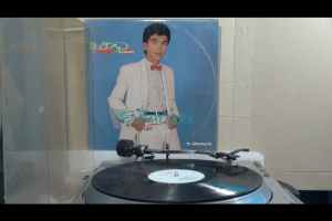 1 แผ่นเสียง 12นิ้ว T24 มงคล ไชยนคร เชื่อหรือเขาหลอก แผ่นVG+ ริ้วรอยบาง เสียงรบกวนนิดหน่อยไม่มีรอยลึก แผ่นล้างสะอาดแล้ว ปกVG+มีตำหนิขอบนิดหน่อย ขอบขาด สันทะลุ