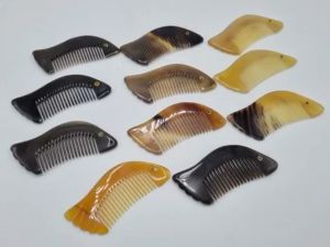 Lược chải tóc chất liệu sừng hình con cá hàng bỏ túi 1224 (ảnh tự chụp)