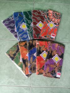TAPLAK MEJA MOTIF BATIK. UKURAN 120 X 110 CM. LEBAR 110 CM. PANJANG 120 CM. WARNA RANDOM. DIKIRIM SESUAI STOK BARANG YANG ADA DI TOKO.
