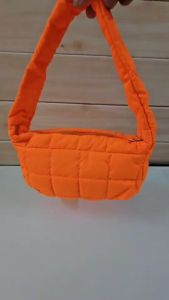 สำคัญส่วนการใช้: กระเป๋าสะพายนุ่มนิ่มใต้วงเเขน กระเป๋าเเฟชั่น 2023 ใช้งานคล้องเเขนสำหรับผู้หญิง ขนาดน่ารัก ไม่เล็กและไม่ใหญ่เกินไป หลากหลายสีสัน