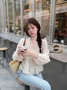 เสื้อเชิ้ตคอวีแขนยาวผู้หญิงสไตล์เกาหลีหลวมๆ สำหรับฤดูร้อนปี 2025 เสื้อเชิ้ตลายลูกไม้ชายระบายทรงสลิมฟิตลดอายุแฟชั่น