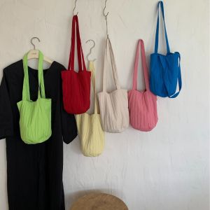 กระเป๋าถือทรงถังลายทางแนวตั้งสีพื้นสไตล์ฤดูร้อน กระเป๋าสะพายไหล่ข้างเดียวสำหรับผู้หญิง กระเป๋าสะพายใต้วงแขนแบบเรียบง่ายและหรูหรา