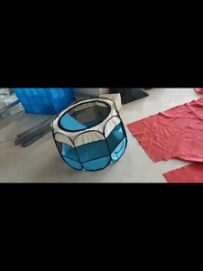 กรงสัตว์เลี้ยงทรงแปดเหลี่ยมแบบพกพาพับได้ พร้อมประตูซิปด้านข้าง ดีไซน์ตาข่ายระบายอากาศรอบด้าน ป้องกันยุงและแมลง พื้นที่กว้างขวางเหมาะสำหรับแมวและสุนัข เก็บง่ายประหยัดพื้นที่