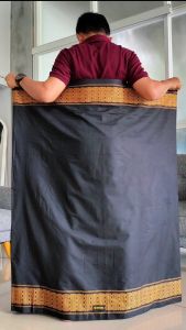 Dejubah - Sarung Tenun Premium Hitam Polos & Motif untuk Cowok Remaja Anak Laki-Laki & Traveling