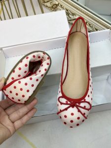 รองเท้าบัลเล่ต์ผ้าไหมพิมพ์ลายดอกไม้สไตล์ชนบท หัวกลม ทรงแบน หัวเข็มขัดผีเสื้อ รองเท้าบัลเล่ต์ส้นแบน รองเท้าแฟชั่นสำหรับผู้หญิง