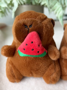 Móc Khóa Capybara Gấu Bông Mini Ôm Đồ Ăn Kéo Dài – Thú Nhồi Bông Dễ Thương Treo Chìa Khóa Túi Balo
