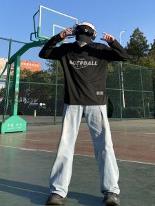 เสื้อยืดแขนยาวแบบสวมหัวสไตล์อเมริกันแห้งเร็วสำหรับฝึกซ้อมบาสเก็ตบอลและฟิตเนส ดูดซับเหงื่อระบายอากาศได้ดี เสื้อผ้ากีฬาสำหรับผู้ชายและผู้หญิง