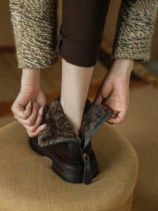 รองเท้าบูทสั้นรองเท้าบูทผู้หญิงรองเท้าบูทพื้นเรียบส้นสูงปานกลางหนังแท้หัวกลมเพิ่มความหนาบุขนสำหรับฤดูใบไม้ร่วงและฤดูหนาวรองเท้าผ้าฝ้ายพื้นหนาแนวตะวันออกเฉียงเหนือรองเท้าบูทลุยหิมะผู้หญิง