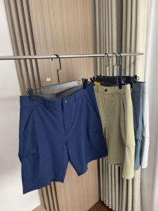 กางเกงขาสั้นลำลองชายผ้าฝ้ายผสมสีพื้นเอวยางยืดแห้งเร็ว 5 นิ้ว กางเกงขายาวทรงตรงสำหรับฤดูร้อน ทรงหลวม สวมใส่สบาย